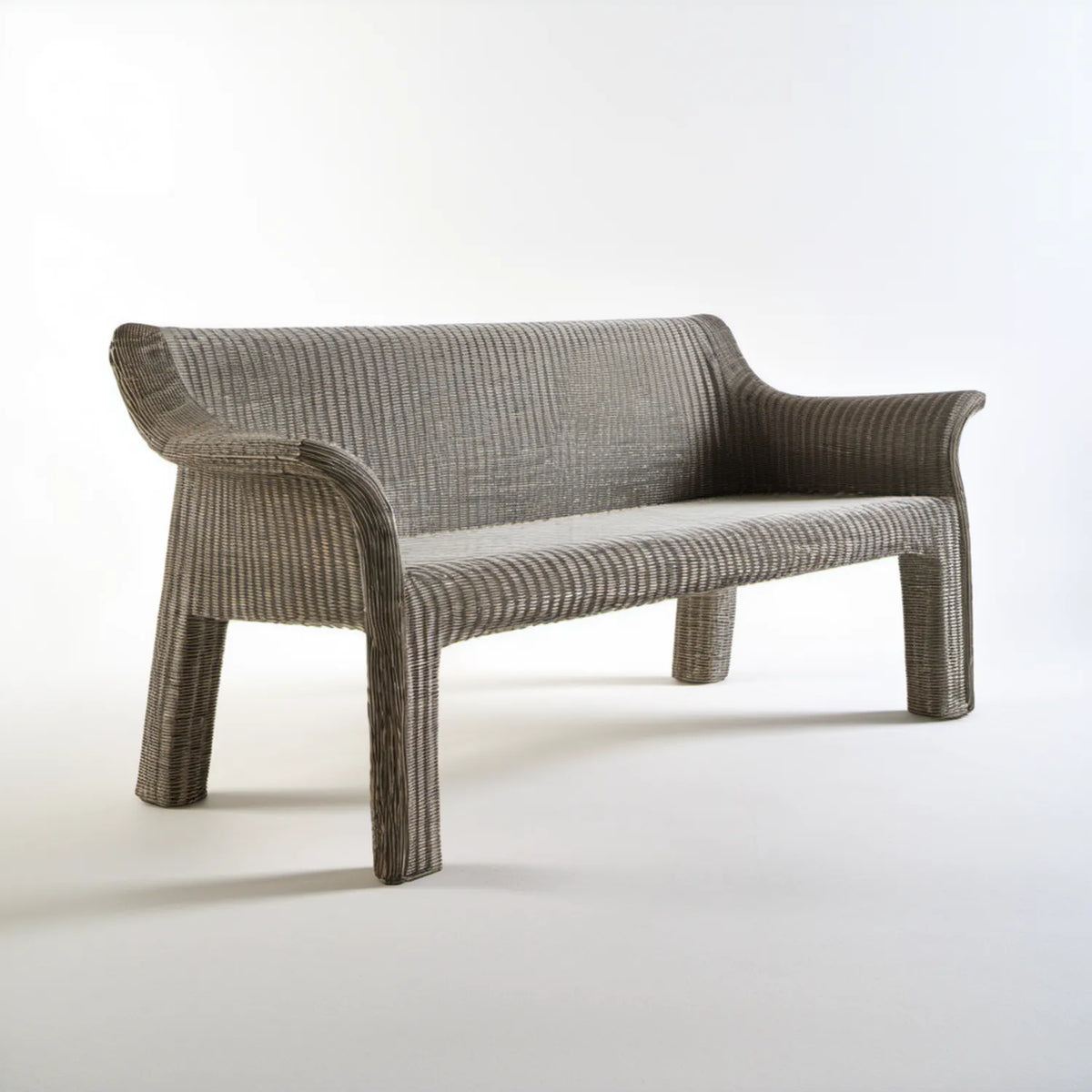 Dwuosobowa ławka z podłokietnikami z technorattanu PE szarobrązowa 120 x 60 x 85 cm